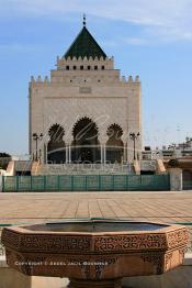 Image du Maroc Professionnelle de  Le tombeau du plus populaire des sultans du Maroc, Mohammed V, père de l’indépendance repose ici dans cette  demeure bâtie en marbre blanc et couronnée par un toit pyramidale orna de tuiles vertes, symbole de la royauté. Sa construction a nécessita une dizaine d’année, au premier plan  les colonnes de l’esplanade de la Mosquée Hassan à Rabat, Jeudi 1er Mars 2007. (Photo / Abdeljalil Bounhar)
